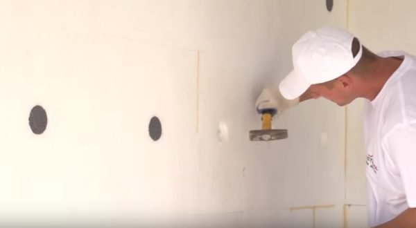Renforcement de la couche isolante avec des chevilles.