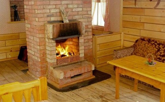 installation d'un poêle en métal dans une maison en bois