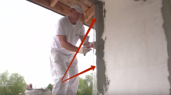 Installation d'un profil de renfort d'angle.