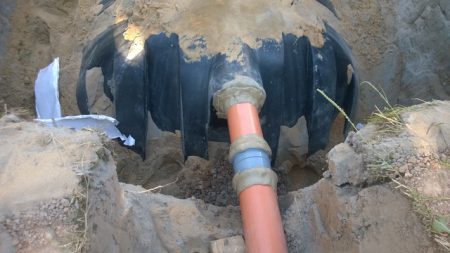 Réservoir installé dans la fosse