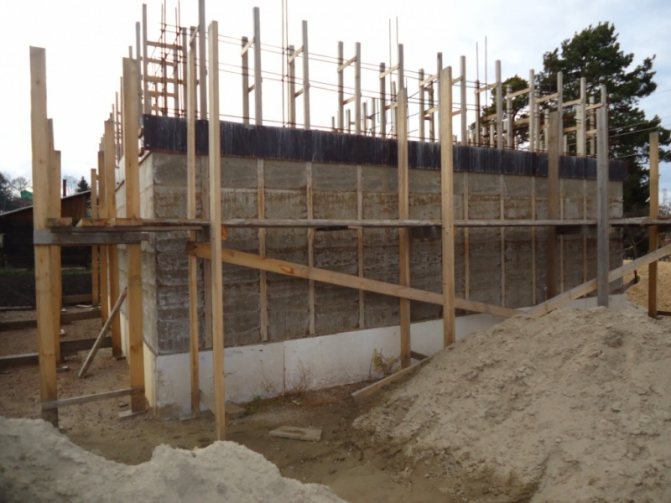 construction de murs monolithiques en béton de sciure