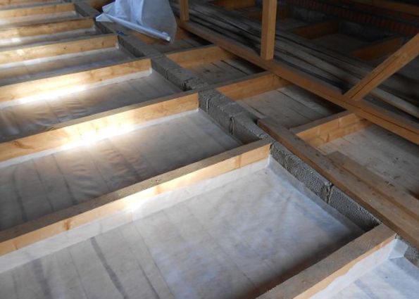 Nous commençons l'isolation du plancher du grenier avec un pare-vapeur