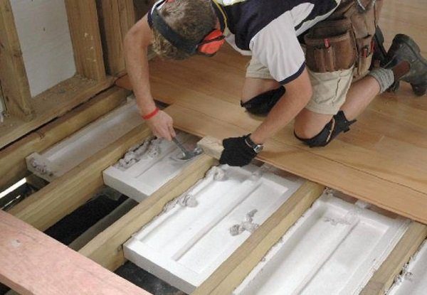 Isolation thermique d'un plancher en bois