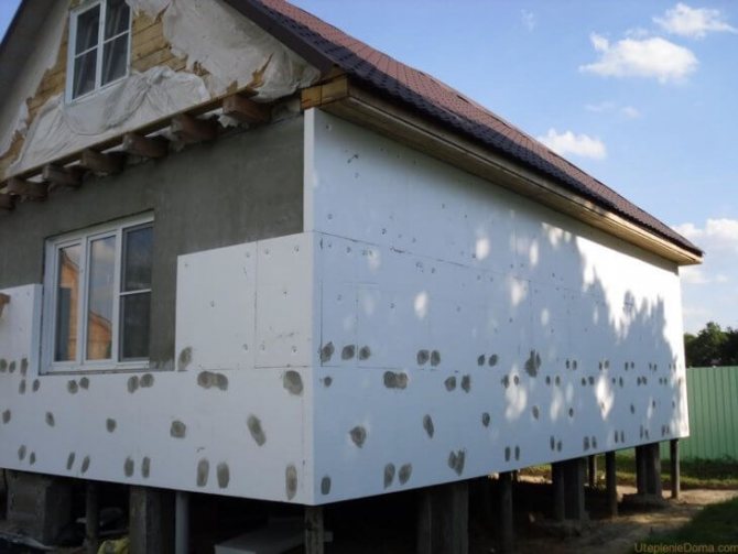 Réchauffer une maison avec de la mousse de polystyrène: comment recouvrir correctement une maison avec de la mousse de polystyrène de vos propres mains?