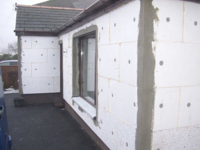 Réchauffer une maison avec de la mousse de polystyrène: comment recouvrir correctement une maison avec de la mousse de polystyrène de vos propres mains?