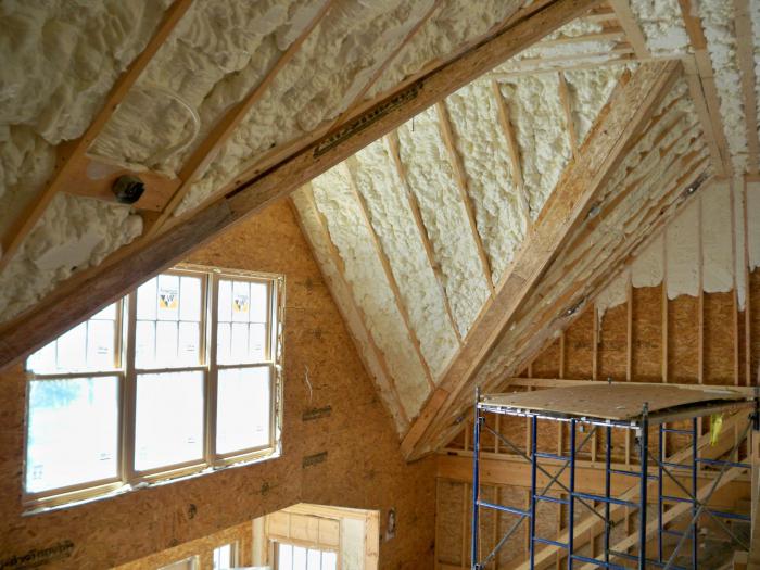 isolation de la maison avec de la mousse de polyuréthane