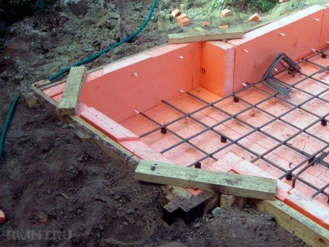 Réchauffer le fond de teint avec Penoplex avec des mains de soja