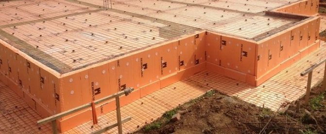 Réchauffer le fond de teint avec Penoplex avec des mains de soja