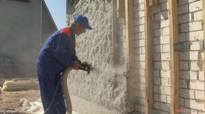 isolation d'une maison en brique de l'extérieur par pulvérisation