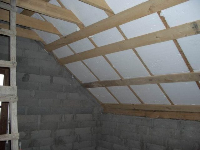 Isolation du grenier de l'intérieur avec de la mousse: avantages et inconvénients, avis