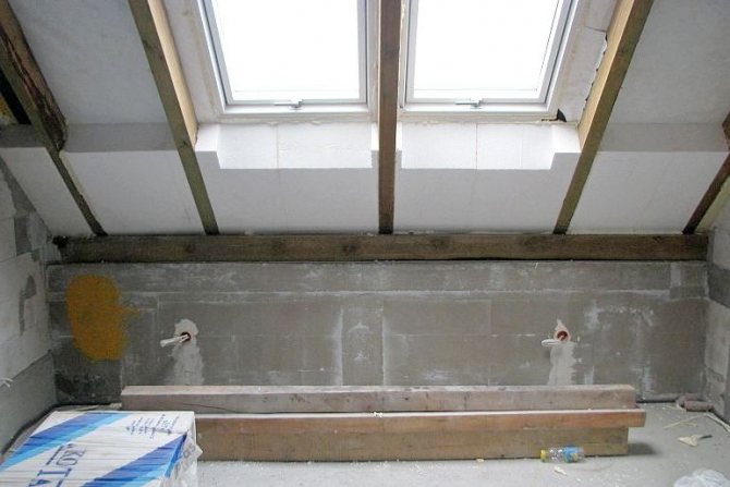 Isolation du grenier avec mousse: caractéristiques, avantages et inconvénients. Comment faire une isolation de grenier de vos propres mains? photo - uteplenie penoplastom 2
