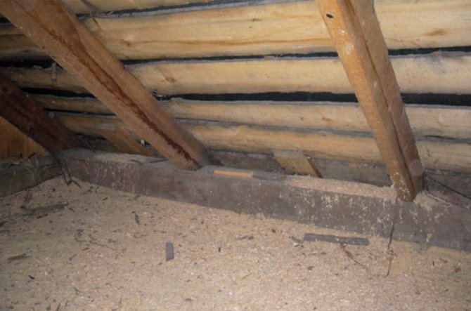 Réchauffement avec de la sciure de bois dans la maison