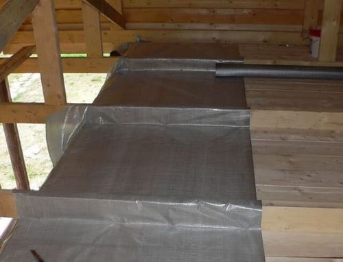 Isolation du plafond avec de l'argile avec de la sciure de bois, de la paille dans le bain
