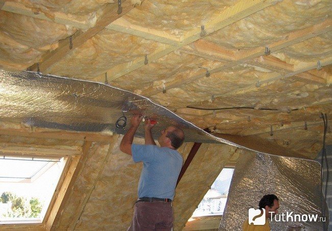Isolation du plafond avec du penofol et de la laine minérale