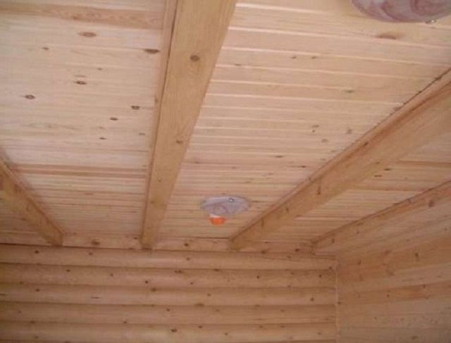Isolation du plafond dans une baignoire à toit froid