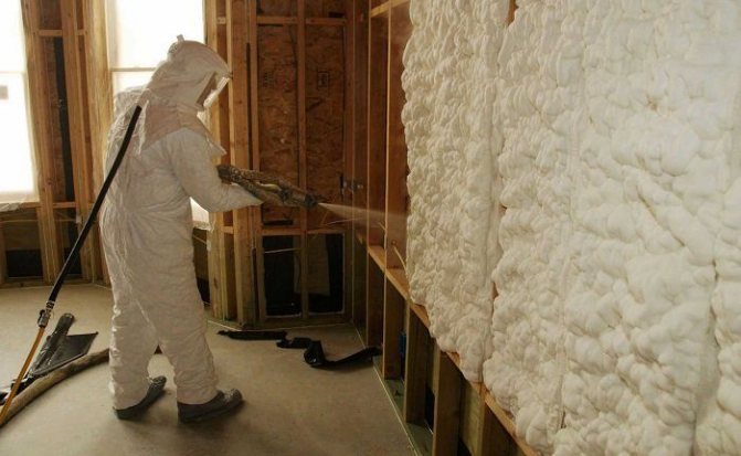 Isolation des murs d'une maison en bois de l'intérieur