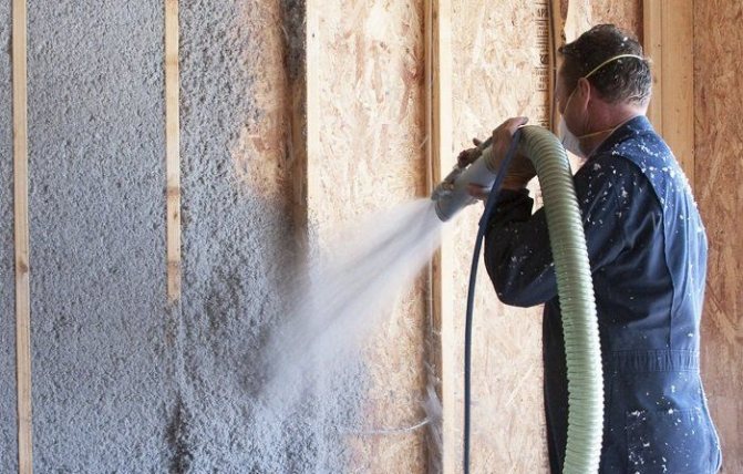 Isolation des murs d'une maison en bois de l'intérieur