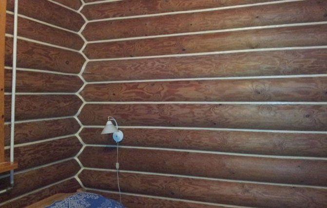 Isolation des murs d'une maison en bois de l'intérieur