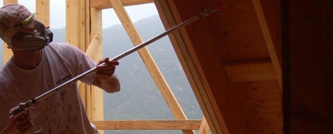 Isolation des murs d'une maison en bois de l'intérieur