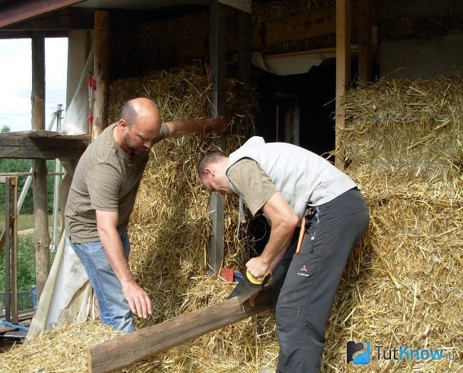 Isolation des murs de la maison avec de la paille