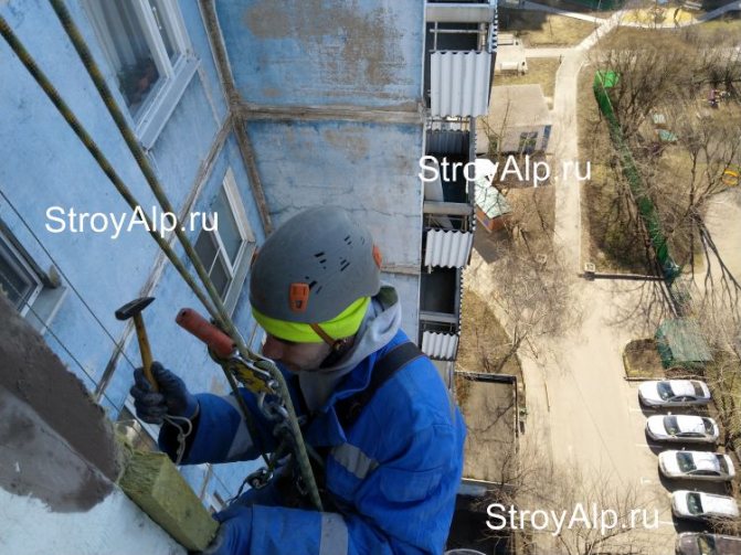 Isolation des murs de la façade d'une maison en panneaux