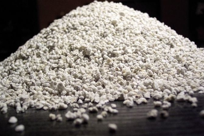 Isolation des murs avec de la perlite
