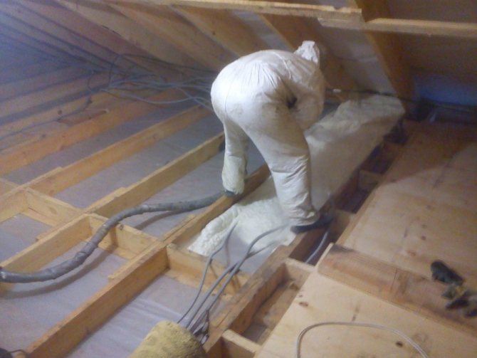 Nous isolons le plafond d'une maison en bois de nos propres mains