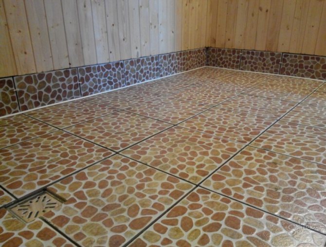Le bain a un sol carrelé