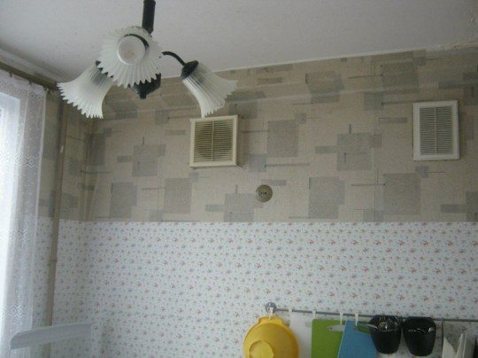 Dans les stalinkas, vous pouvez voir deux grilles de ventilation dans la cuisine. L'une d'elles ouvre sur la cheminée: les maisons ont été construites pour le chauffage au poêle.