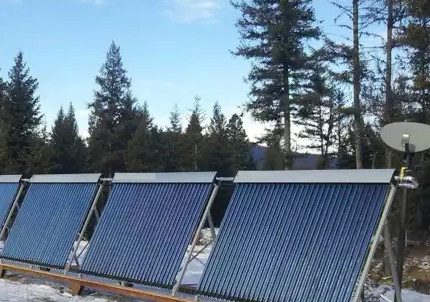 Capteur solaire sous vide avec caloduc
