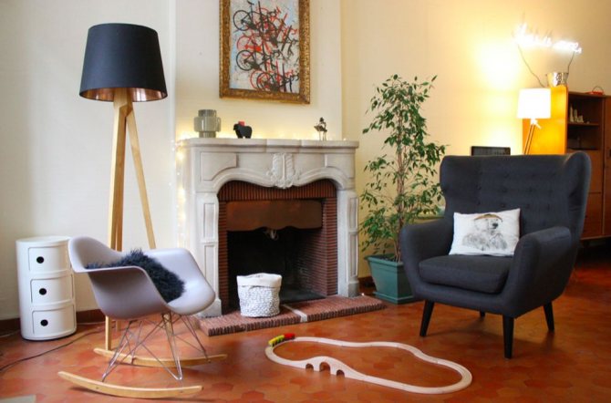 La partie supérieure de la cheminée décorative peut être utilisée comme étagère