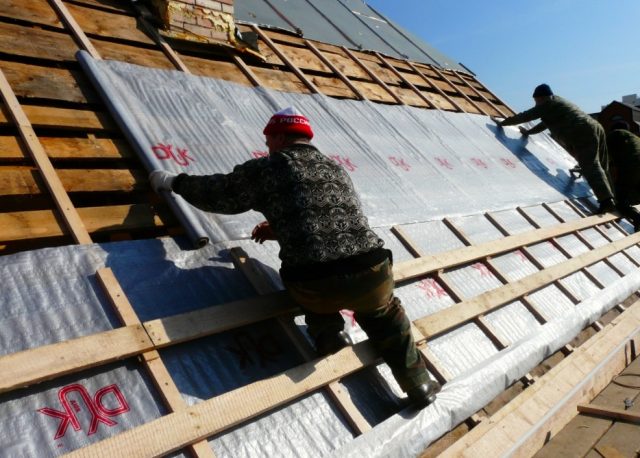 Protection contre le vent et l'humidité pour le toit