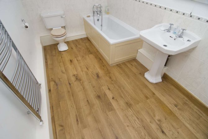 Plancher de bois résistant à l'humidité dans la salle de bain