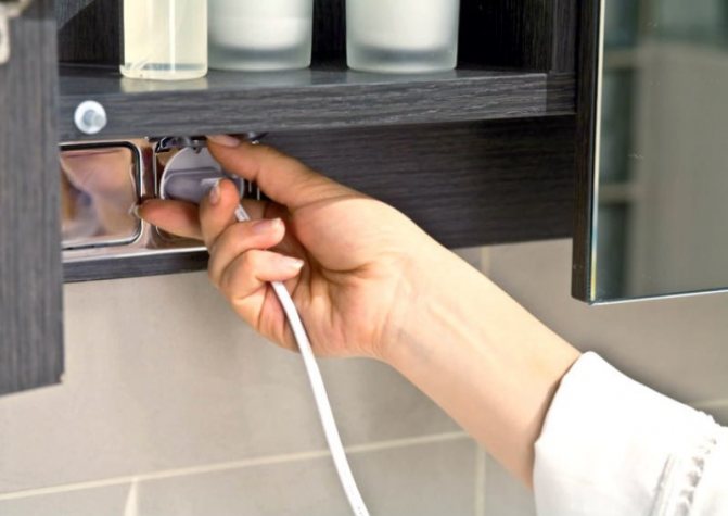 Prise étanche sous l'étagère dans la salle de bain