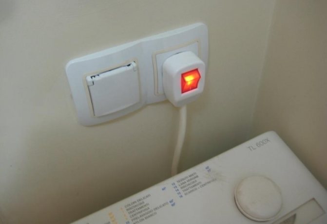 Prise interne pour machine à laver sur le mur de la salle de bain combinée