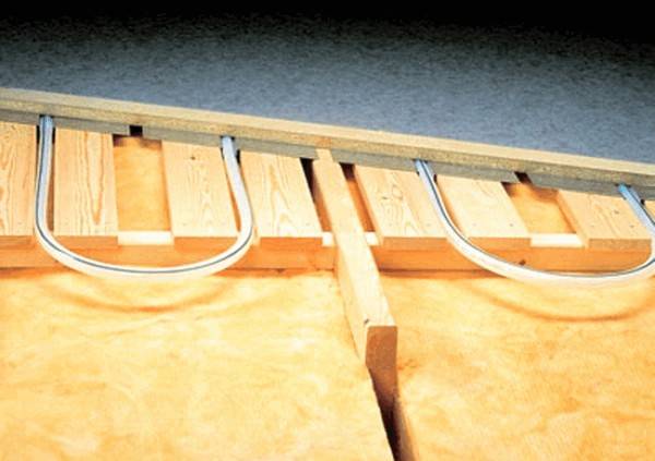Plancher isolé à l'eau sur un plancher en bois
