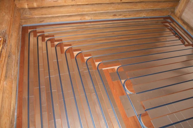 Plancher isolé à l'eau sur un plancher en bois