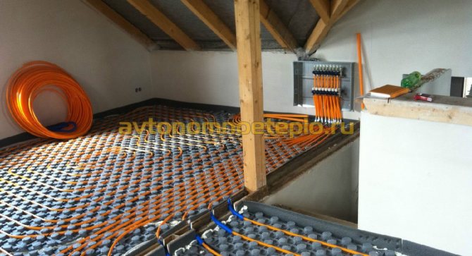 Plancher isolé à l'eau sur un plancher en bois