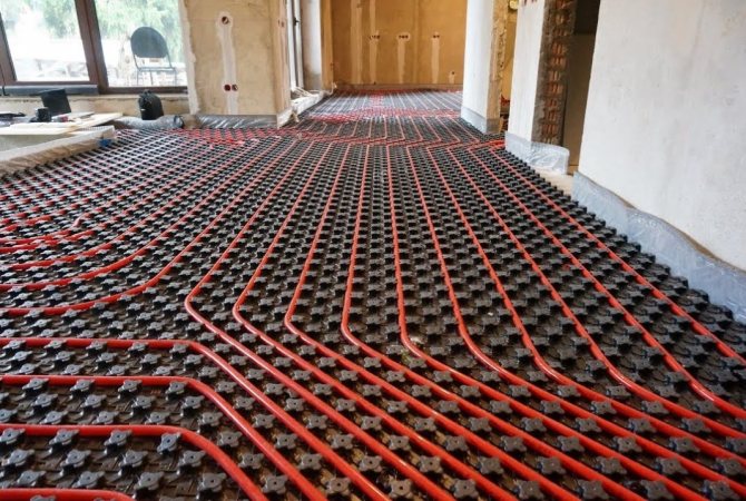 Plancher chauffant à l'eau dans la baignoire