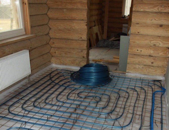 Plancher chauffant à l'eau dans la baignoire