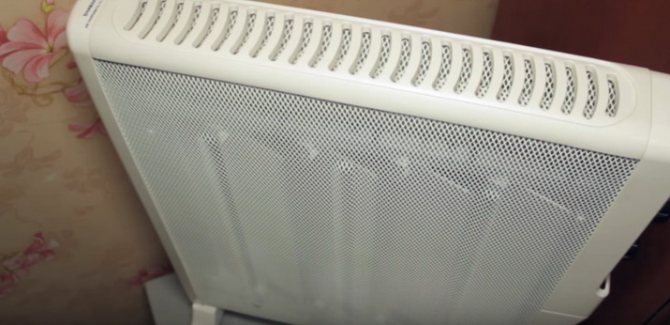 L'air sort par la grille supérieure du radiateur