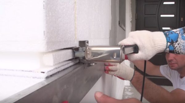 Couper les stroboscopes en mousse.