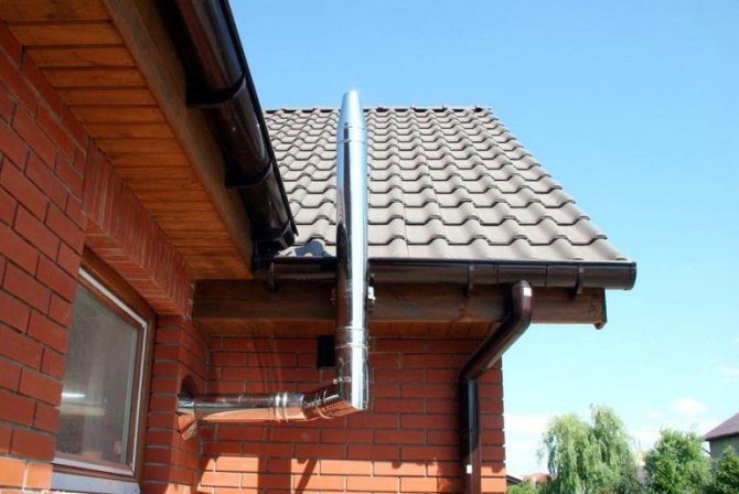 La hauteur du tuyau de ventilation au-dessus du toit d'une maison privée