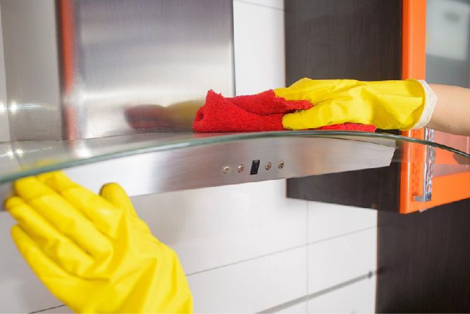 La hotte nécessite un nettoyage complet, y compris l'extérieur