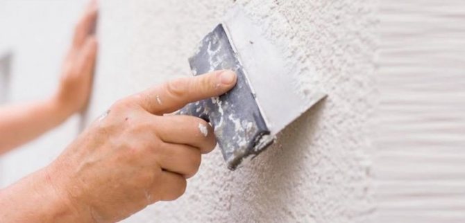 Sceller les interstices sur un mur en béton