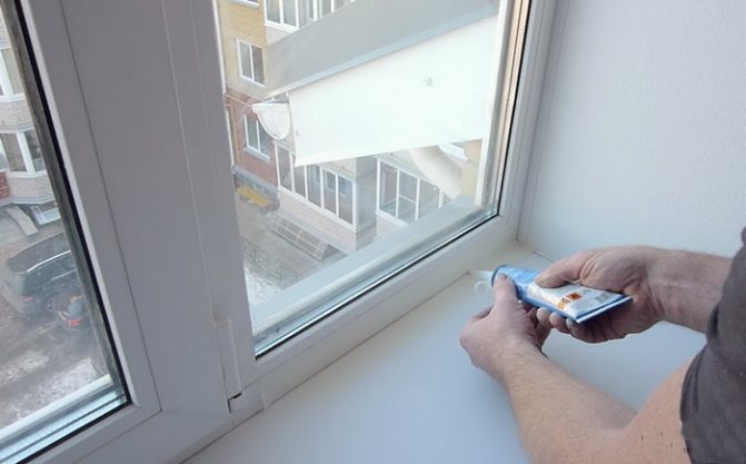 Sceller les interstices dans les fenêtres en PVC