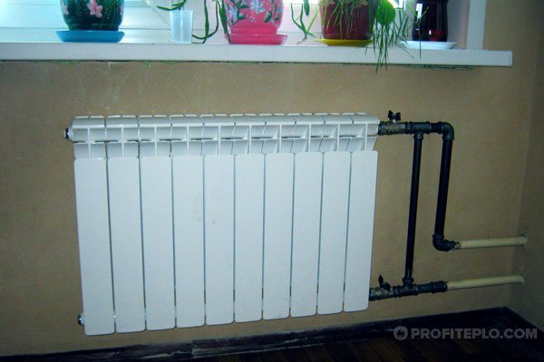 Remplacement de la batterie de chauffage dans l'appartement par le bureau du logement