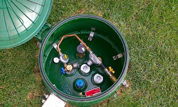 Remplissage de réservoir d'essence par des professionnels