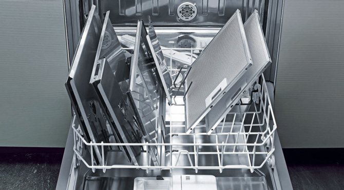 Il est tout à fait au pouvoir d'une femme de retirer elle-même les éléments filtrants de l'appareil.