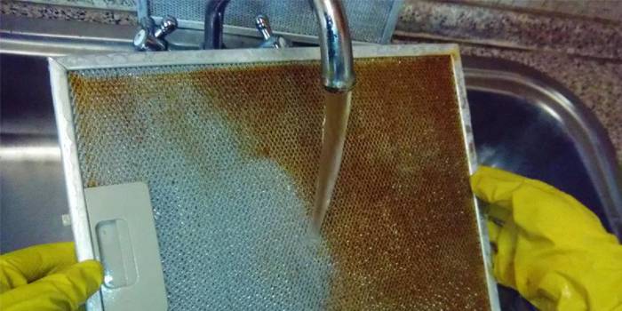 Le bac à graisse est lavé à l'eau courante
